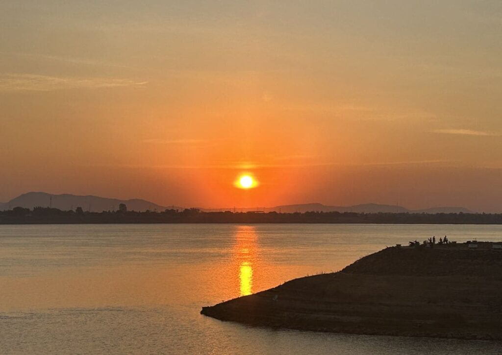 Coucher de soleil Paksé Mékong fin de voyage circuit sud Laos