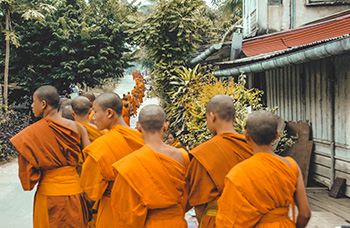 Luang Prabang Tak Bat marché temples musée national mont Phousi coucher soleil