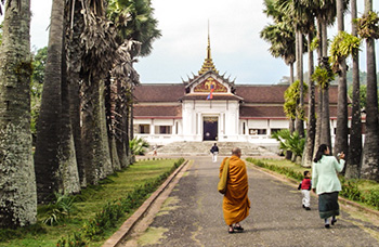 Retour Luang Prabang Mékong Nam Khan maisons pastel temples bonzes UNESCO