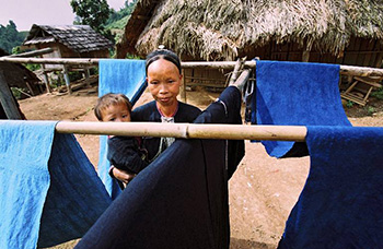 Tisseuses soie Tai Lue village Yunnan teintures naturelles point croix ethnies Luang Prabang