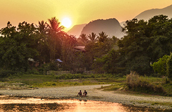 Route Vang Vieng paysages karstiques falaises végétation marché villages famille