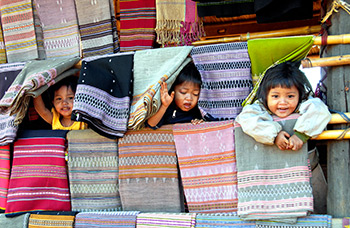 Prince Nith famille royale Laos atelier broderie rencontre privée Luang Prabang circuit premium