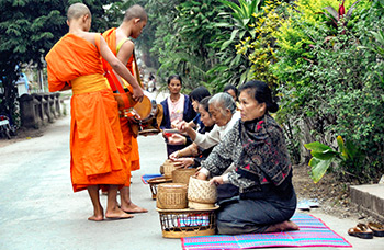 Luang Prabang temples Tak Bat Wat Xieng Thong Kuang Si chutes turquoise UNESCO