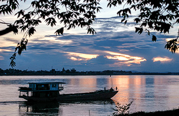 Route Vientiane bateau restaurant Nam Ngum pêche Mékong digue coucher soleil famille
