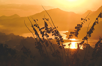 Luang Prabang retour Mékong Ban Xieng Maene Wat Long Khoun coucher soleil rive opposée