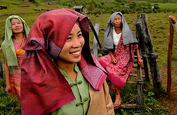 Phonsavanh Mulberries Project soie teinture naturelle MAG déminage UXO Xieng Khouang