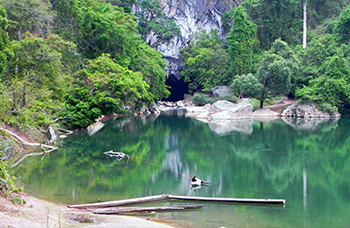 Grotte Kong Lor pirogue 7km rivière souterraine stalactites araignées Laos