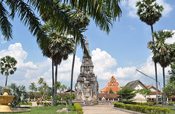 Savannakhet Thakhek colonial That Ing Hang Mékong frontière Thaïlande Laos route