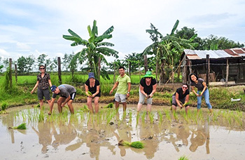 Panyanivej ferme œufs canard pêche barbecue That Luang Vientiane tuk-tuk famille