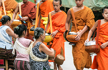Tak Bat bonzes Luang Prabang temples Wat Aham Wat Visoun Tat Mak Mo mont Phousi