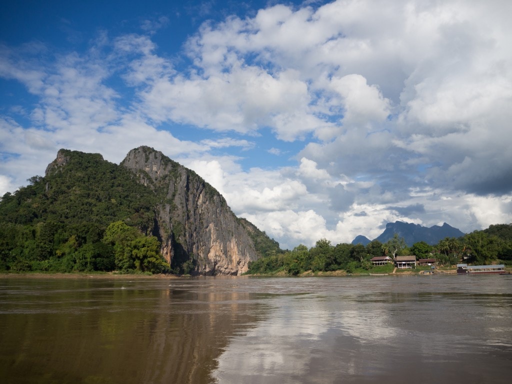 Croisière Mékong bateau traditionnel grottes Pak Ou coucher soleil Luang Prabang